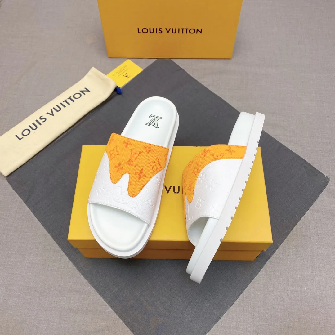 P300 🔍Top purchasing agent LV men's spring and summer slippers counter synchronization. The uppers are made of cowhide fabric imported from Italy, with logo graphics and high-quality craftsmanship. The soles are: original soles specially provided by the original factory. Exclusive molded soles are super comfortable. Original factory follow-up orders. 🔍🔍High quality. You can enter and leave the counter at will. Welcome to compare. Code number 38-45 No. 058